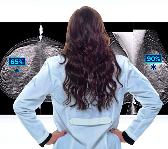 Medico che esamina immagini della Tecnologia di Genius AI™ Detection su uno schermo