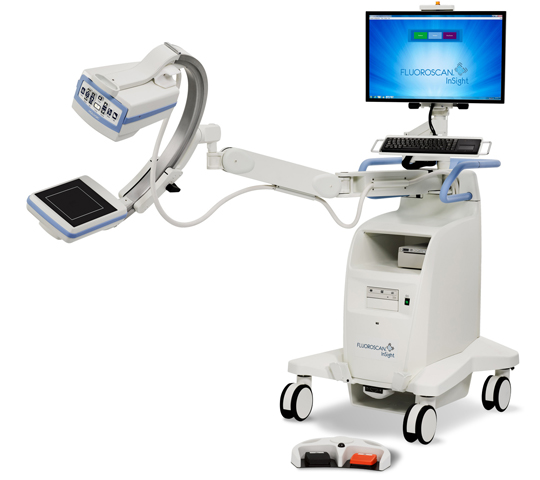 Mini arco a C Fluoroscan® InSight® Hologic su sfondo bianco