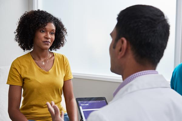 Donna ad una visita con un medico in una struttura sanitaria