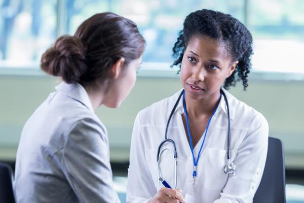 Medico e paziente che parlano del tumore della mammella
