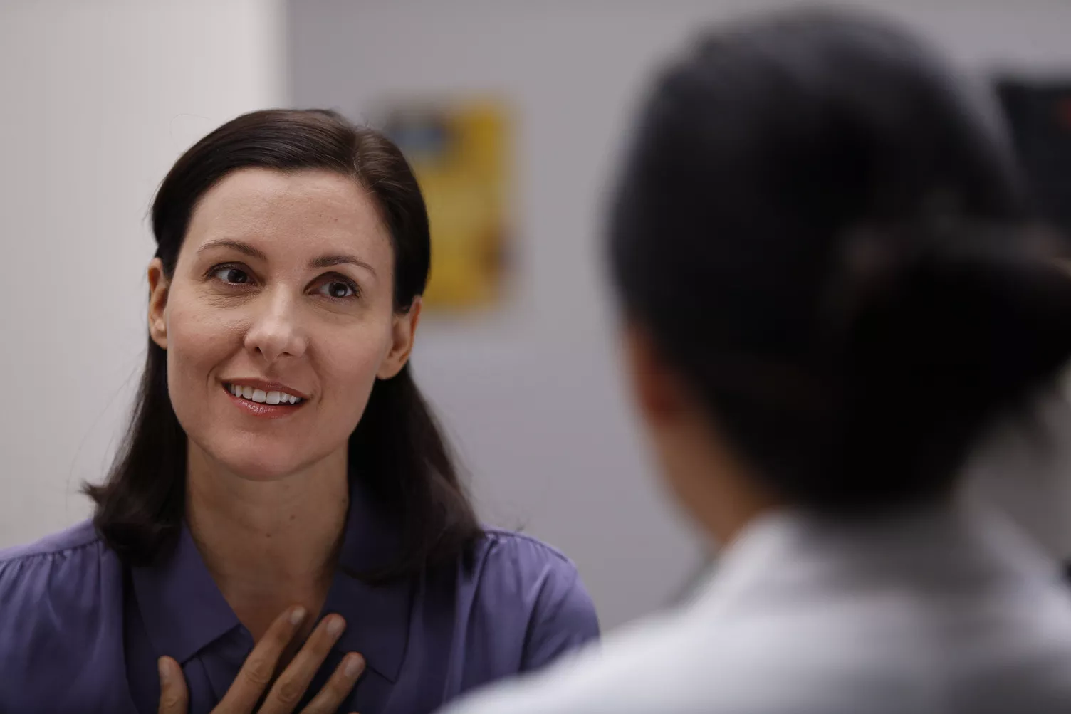 Donna che parla con un operatore sanitario