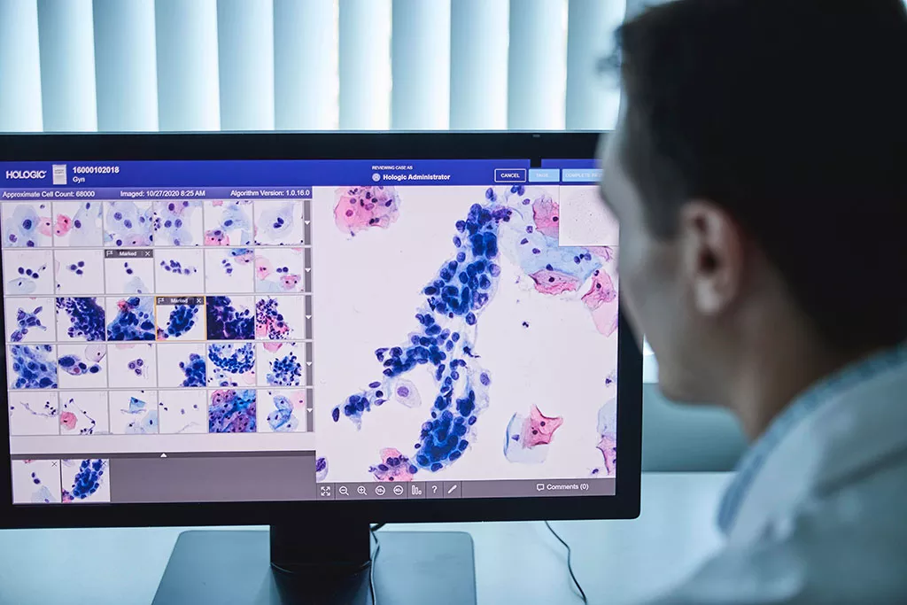 Operatore che guarda radiografie su un monitor