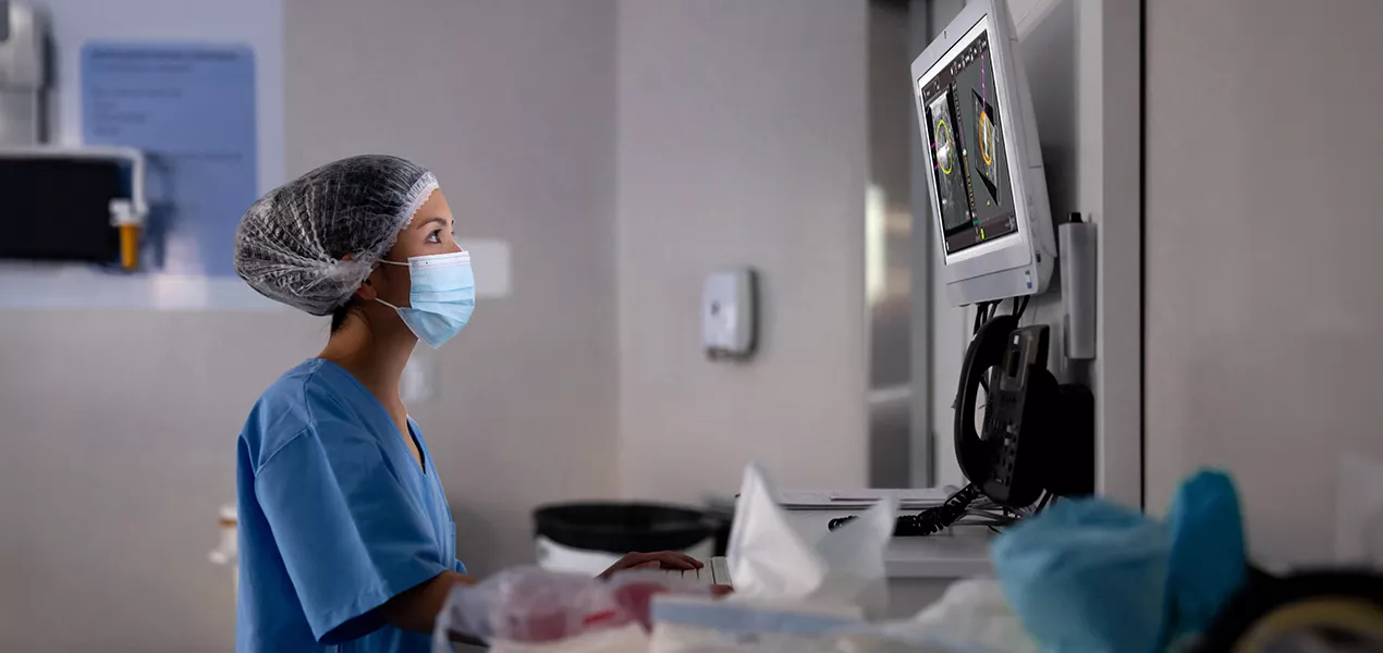 Operatore sanitario che osserva il display in laboratorio