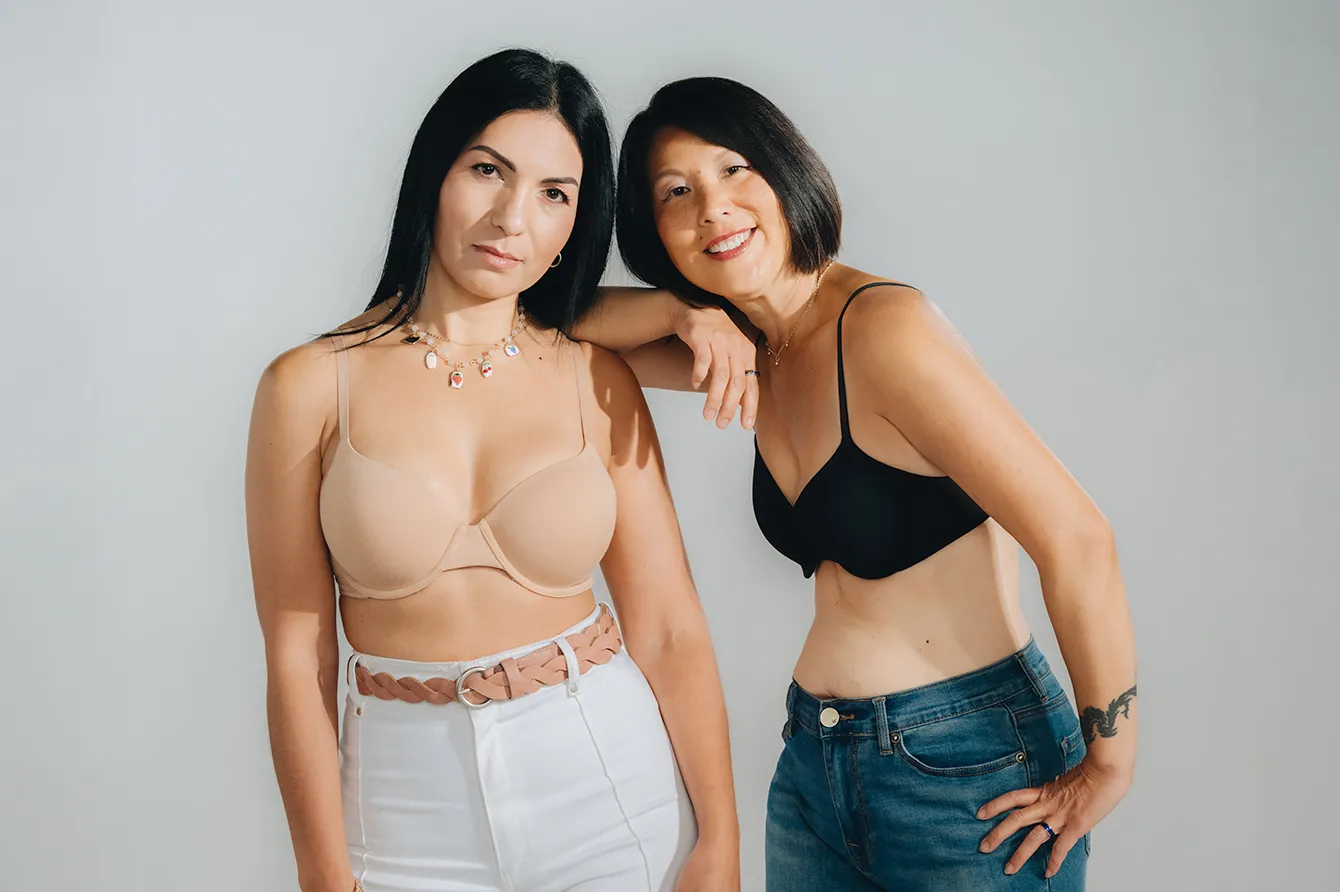 Due donne sorridenti in reggiseno