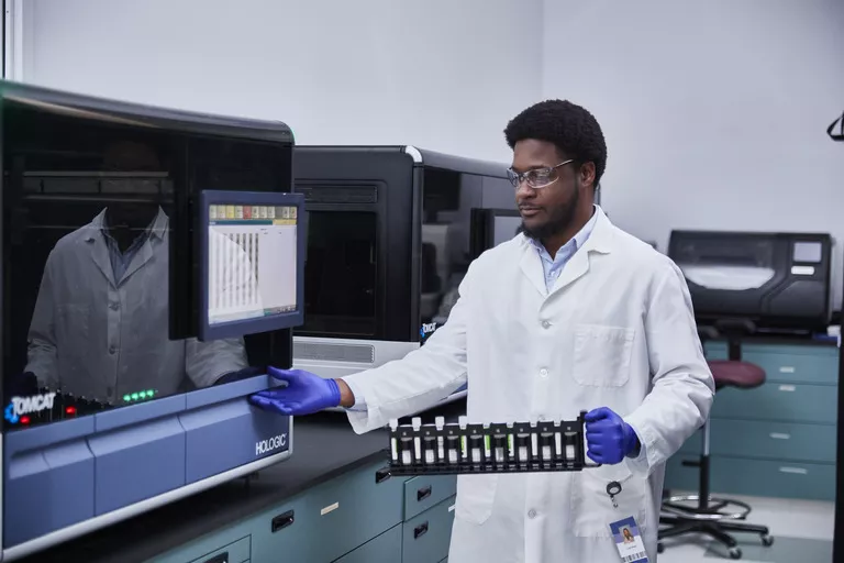 Tecnico di laboratorio che utilizza l'apparecchiatura Hologic