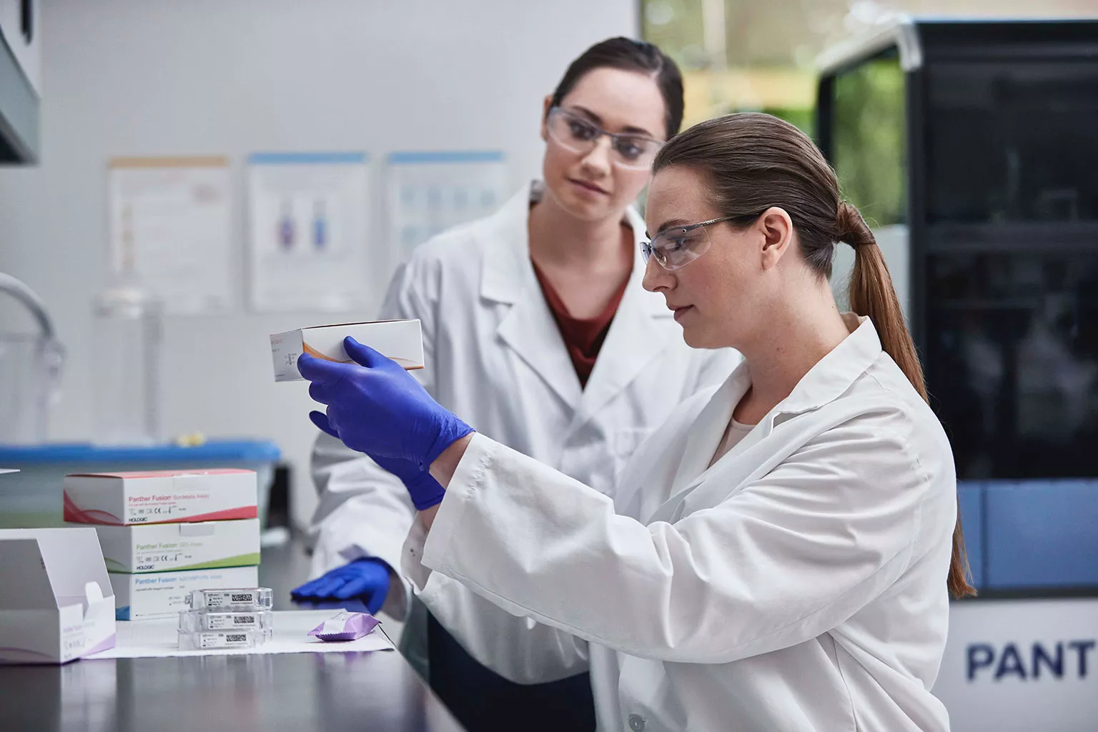 Operatori di Laboratorio impegnati con un test diagnostico.