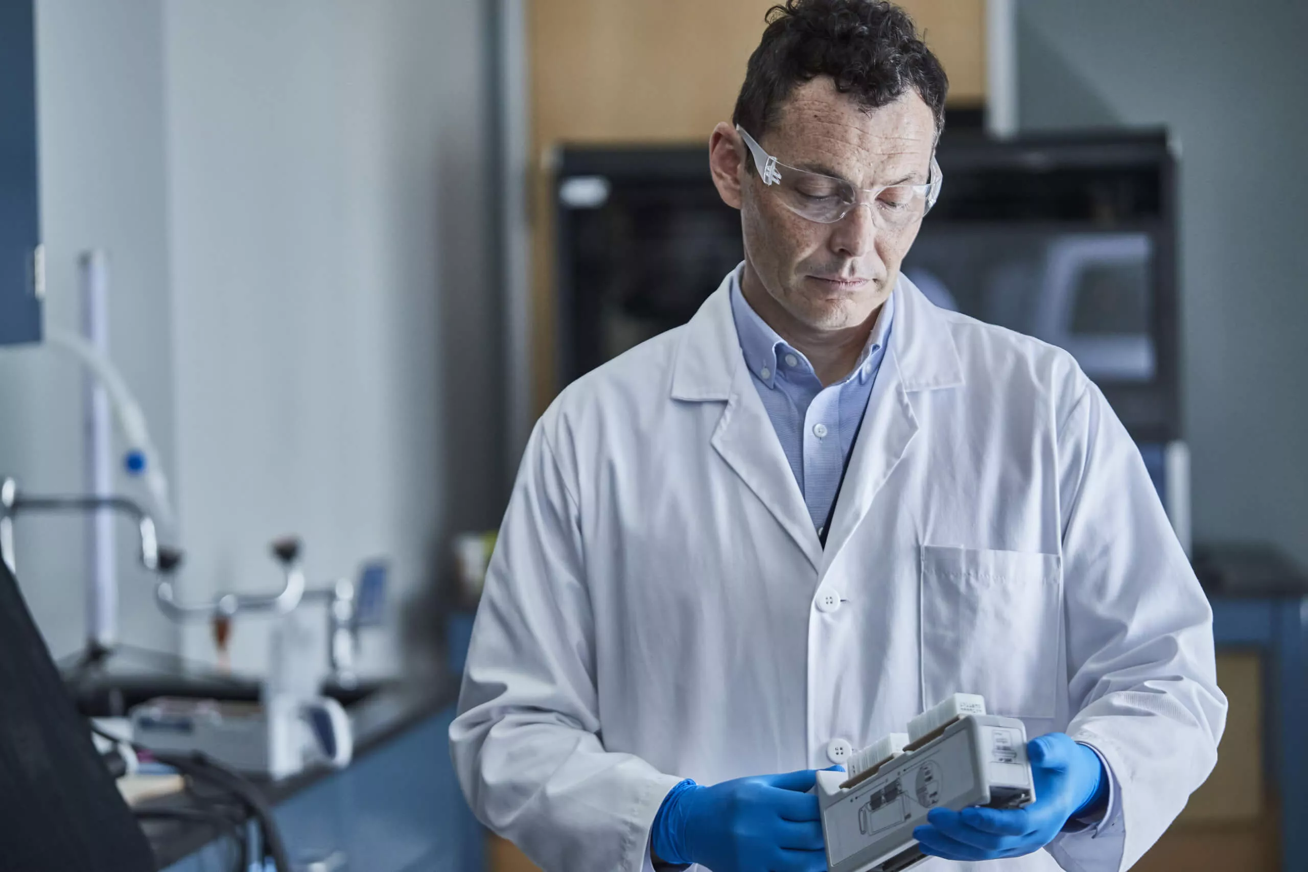 Tecnico che osserva un campione in laboratorio