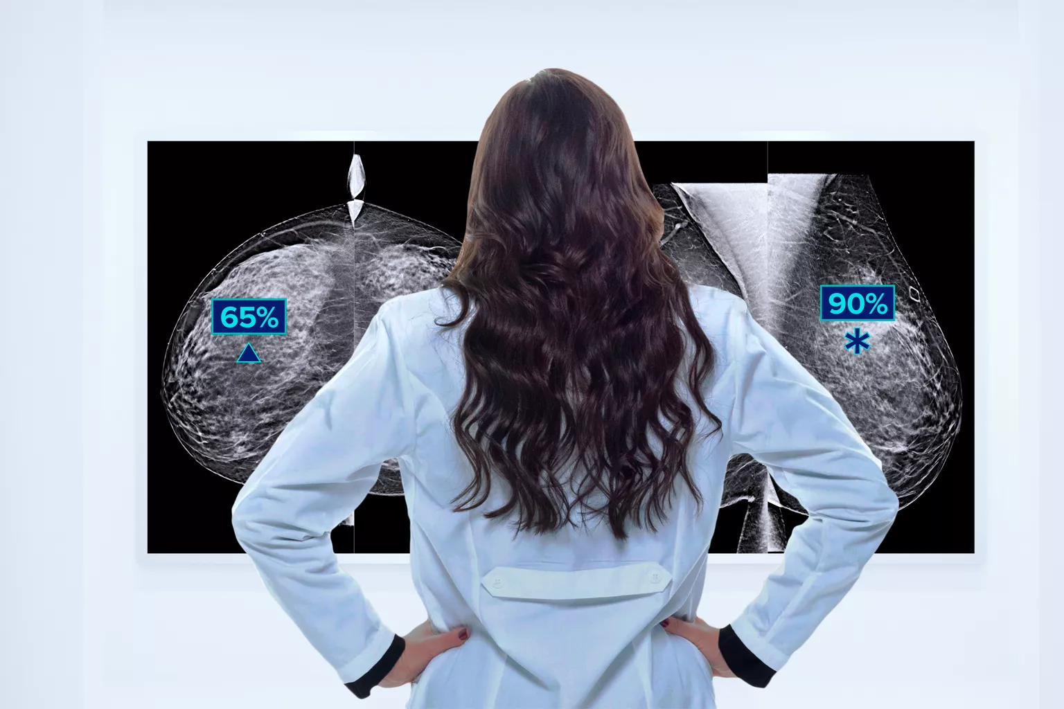 Medico che esamina radiografie su uno schermo