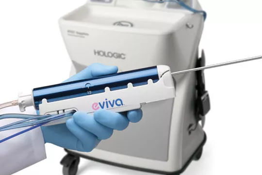 Sistema di biopsia mammaria su sfondo bianco