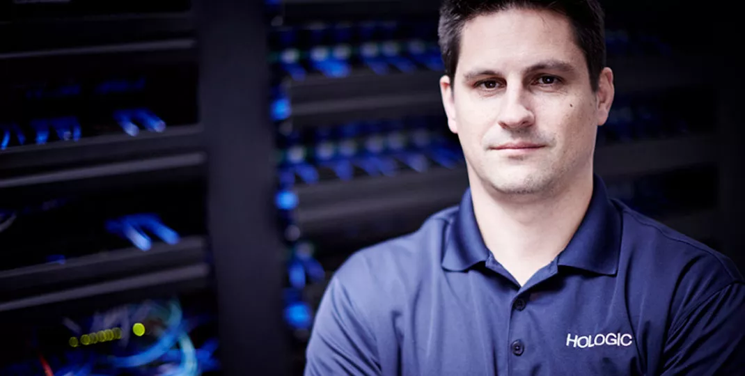 Personale Hologic davanti alla sala server