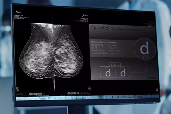 Immagine ravvicinata del monitor che mostra misure e dati
