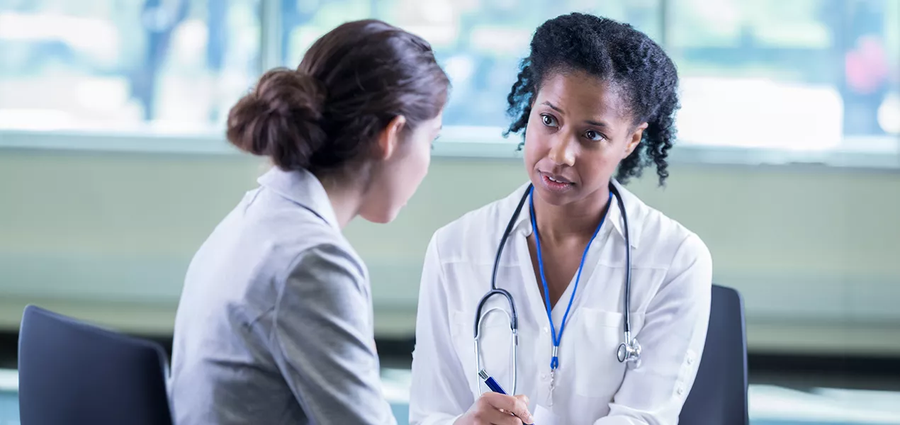 Medico e paziente che parlano del tumore della mammella