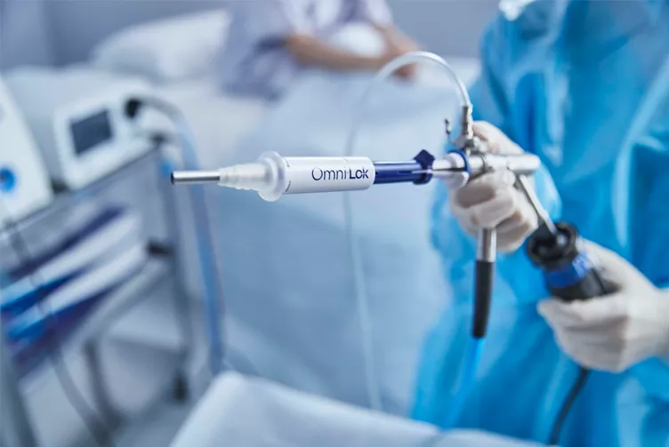 Medico che tiene in mano il Sistema di Tenuta Cervicale Omni® Lok