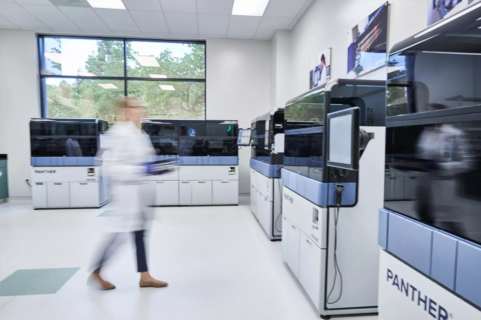 Operatore di Laboratorio intento nell’attività diagnostica.