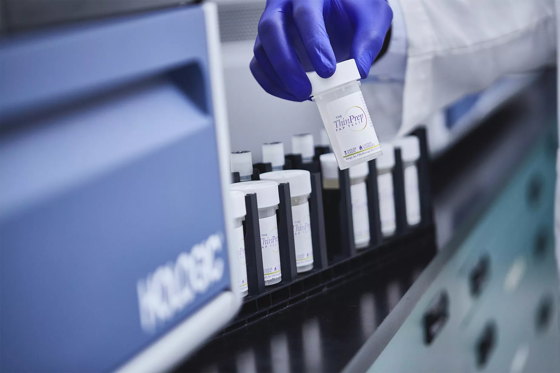 Medico con una provetta in laboratorio
