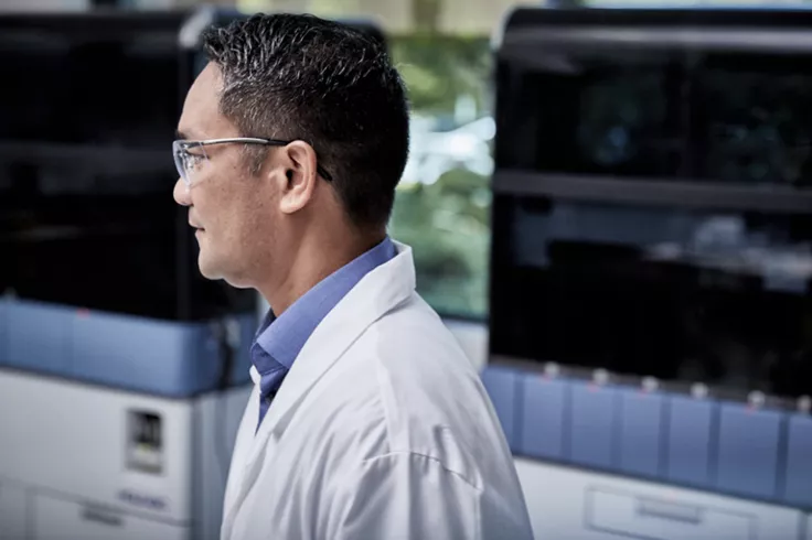Vista laterale di un tecnico in un laboratorio con sistemi medicali
