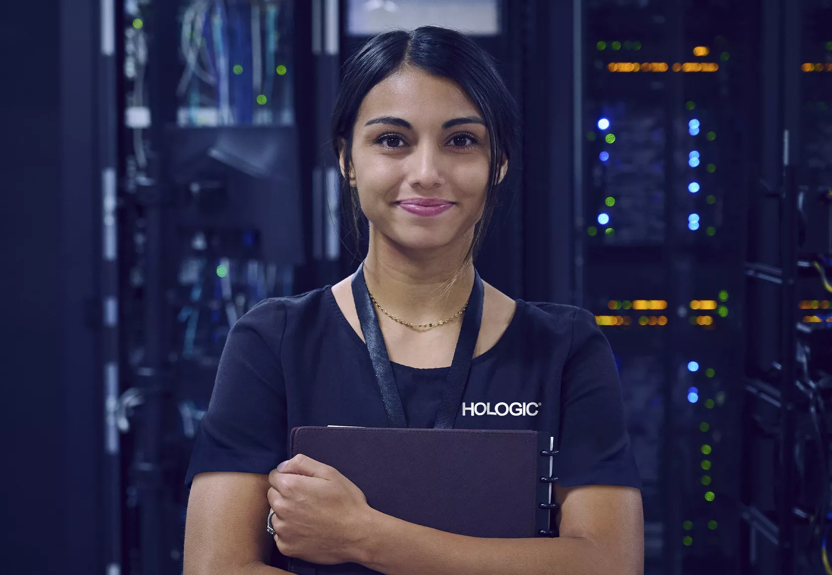 Personale Hologic davanti alla sala server