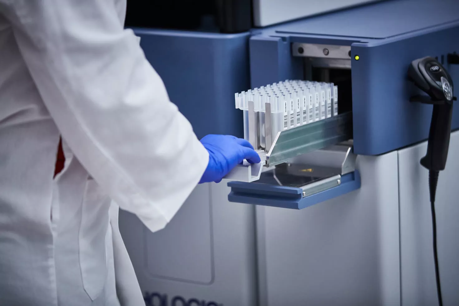 Tecnico di Laboratorio mentre carica dei campioni sullo strumento