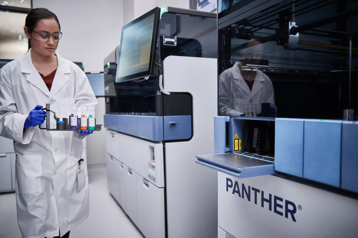 Tecnico con un vassoio di provette in laboratorio