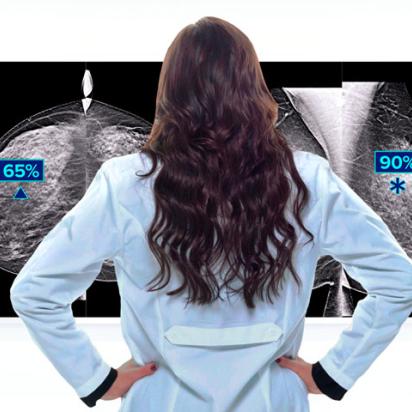 Medico che esamina immagini della Tecnologia di Genius AI™ Detection su uno schermo